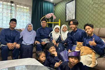 Antara cara Encik Salman Kamiso (tiga dari kiri) sekeluarga mengurangkan perbelanjaan semasa musim perayaan adalah dengan membeli baju kurung di Johor Bahru.