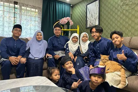 Antara cara Encik Salman Kamiso (tiga dari kiri) sekeluarga mengurangkan perbelanjaan semasa musim perayaan adalah dengan membeli baju kurung di Johor Bahru.