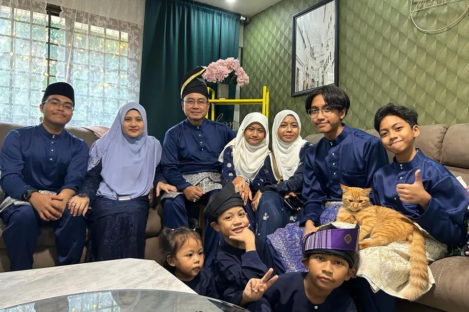 Antara cara Encik Salman Kamiso (tiga dari kiri) sekeluarga mengurangkan perbelanjaan semasa musim perayaan adalah dengan membeli baju kurung di Johor Bahru.