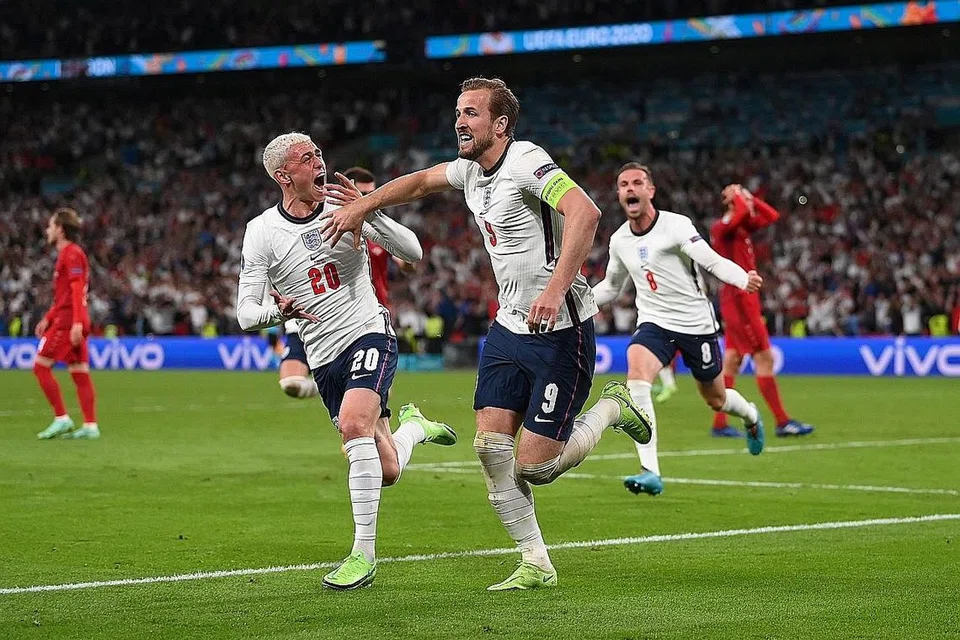 MARA KE FINAL: Kapten England, Harry Kane, meraikan jaringan penaltinya di masa tambahan sekali gus memastikan England melangkah ke final Euro 2020 selepas menewaskan Denmark 2-1 di Wembley. - Foto REUTERS 