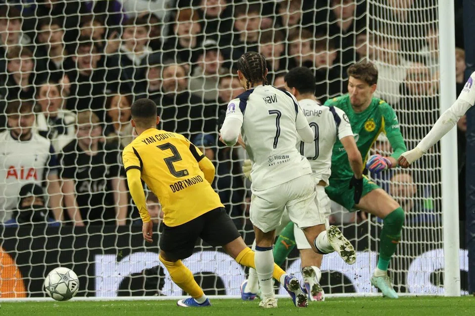 Penyerang Tottenham Hotspur, Dominic Solanke (dua dari kanan), menjaringkan gol kedua pasukannya dalam perlawanan Liga Juara-Juara, peringkat kumpulan, menentang Borussia Dortmund di Stadium Tottenham Hotspur, London, pada 20 Januari.
