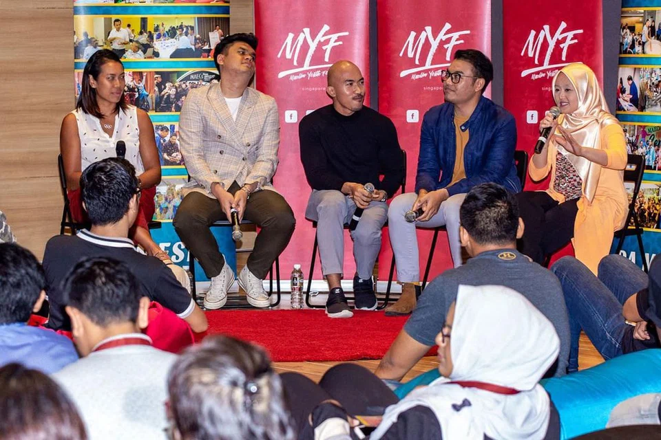 MOTIVASI BELIA: Panelis dalam ceramah motivasi belia di Pesta Belia Mesra pada 20 Oktober lalu yang terdiri daripada (dari kiri) pendayung negara, Cik Saiyidah Aisyah Mohamed Rafa'ee; selebriti media sosial Encik Hafidz Rahman; moderator ceramah, Encik Khairil Sianipar; seorang lagi personaliti media sosial Encik Zuhairi Idris; serta Anggota Parlimen Cik Rahayu Mahzam. - Foto BH oleh ZALEHA ABDUL KADER