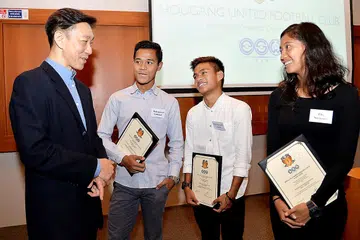 DORONGAN CAPAI KECEMERLANGAN: (Dari kiri) Encik Bill Ng, pengerusi HGFC, bersama penerima biasiswa, Encik Muhammad Zulkhair Mustaffa, Encik Muhammad Amir Zalani dan Cik Elis Suriyanti Ramlee. - Foto M.O. SALLEH