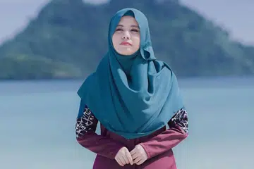 NAJWA LATIF: Pencipta trend penyanyi YouTube ini kini mengikuti pengajian sarjana dalam pengajaran Bahasa Inggeris di Universiti Malaya. - Foto TWITTER