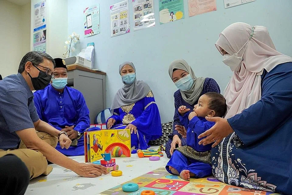 PUSAT SUMBER DI MASJID AN-NUR: Menteri Negara (Ehwal Dalam Negeri merangkap Pembangunan Negara), Profesor Madya Dr Muhammad Faishal Ibrahim (kiri) melancarkan Pusat Sumber oleh Projek Arif itu secara rasmi Sabtu lalu. Beliau berinteraksi bersama (dua dari kiri) Encik Firman Mohd Hanif, Cik Nazartul Shehnaz Mohammad Redzuan, Dr Nur Adila Ahmad Hatib, pekerja perubatan sosial, Cik Siti Nurzakiah Zaran dan bayi, Muhammad Ayyash Arham Muhammad Firman.