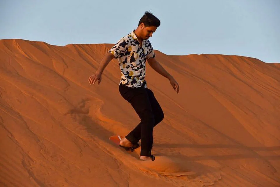 Seorang pelancong sedang melungsur curam padang pasir di kawasan padang pasir di Saed, sekitar 110 kilometer dari timur Bandar Riyadh pada Ogos lalu. 