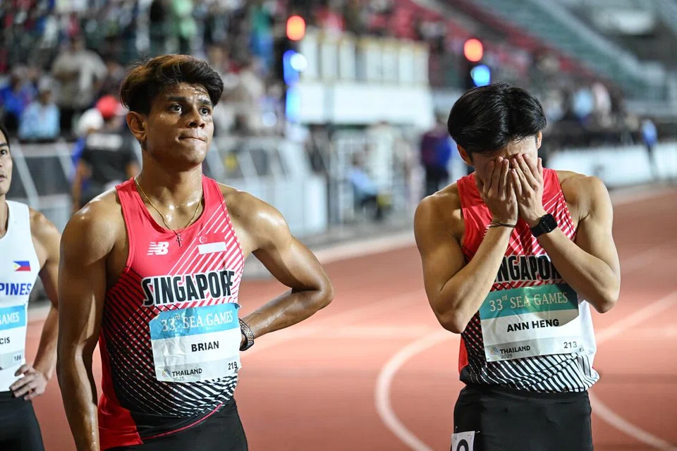 Atlet acara larian berganti 4x100m lelaki, Marc Brian Louis (kiri) dan  Xander Ho tidak dapat menyembunyikan kekecewaan selepas gagal mendapat tiga teratas dalam acara itu.