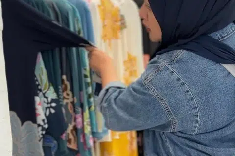 Membelek-belek corak, warna dan potongan, tetapi jangan lupa juga belek harga! Harga baju sutera dari Matase Sutera ini boleh mencecah lebih RM900 ($285).