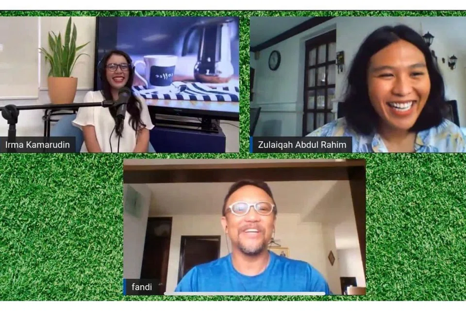 EPISOD PERTAMA: Episod pertama 'The BM Show' yang menampilkan legenda bola sepak Fandi Ahmad terpaksa dilakukan secara virtual dek sekatan Covid-19. Bersama beliau ialah pengacara Irma Kamarudin (kiri) dan penerbit rancangan, Siti Zulaiqah Abdul Rahim (kanan). - Foto BERITA HARIAN 