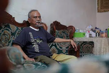 MANFAATKAN BANTUAN: Encik Ismail Bakar merupakan antara anggota kesatuan yang dijangka meraih manfaat daripada Dana Jagaan NTUC (Covid-19) dipertingkat dengan kriteria kelayakan yang diperluas. - Foto BH oleh GIN TAY