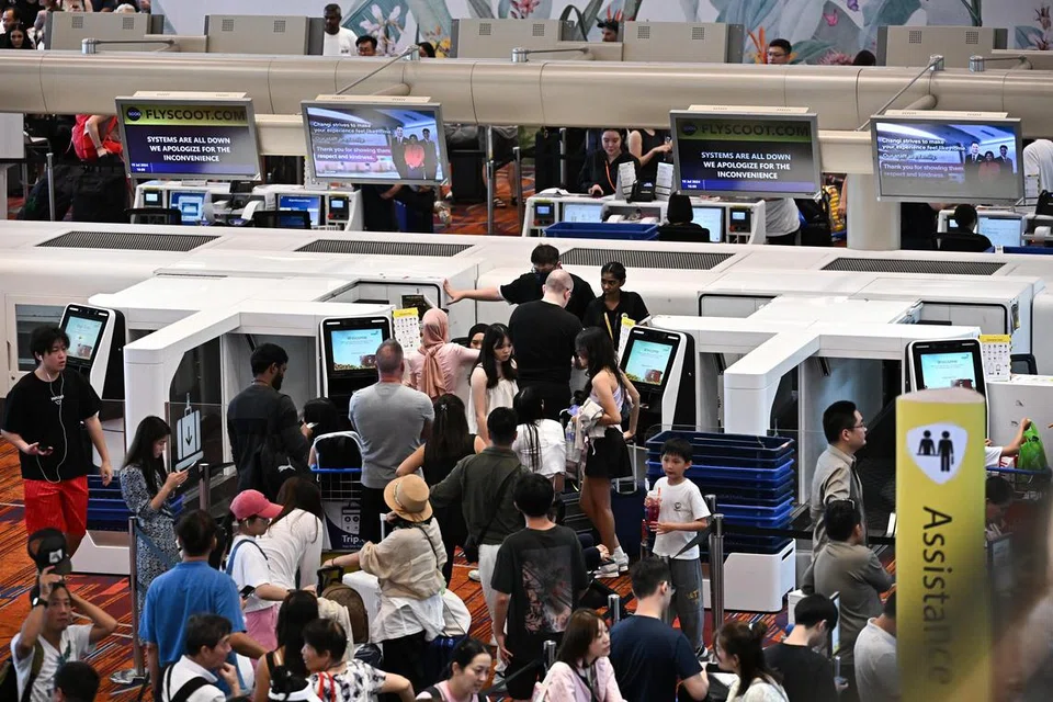 Penumpang syarikat penerbangan tertentu di Lapangan Terbang Changi terpaksa melalui proses daftar masuk secara manual setelah gangguan sistem IT menjejas beberapa sektor dan pertubuhan di peringkat sejagat pada 19 Julai. Antara syarikat penerbangan yang terjejas termasuk SIA dan Scoot.