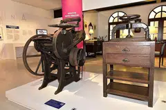 PELUANG MENJENGAH SERAJAH PERCETAKAN MELAYU: Mesin cetak surat akhbar lama ini adalah antara artifak yang dipamerkan di pameran 'Mereka Utusan: Merakamkan Kemodenan Melayu', 1920-an-1960-an. di Taman Warisan Melayu. - Foto fail
