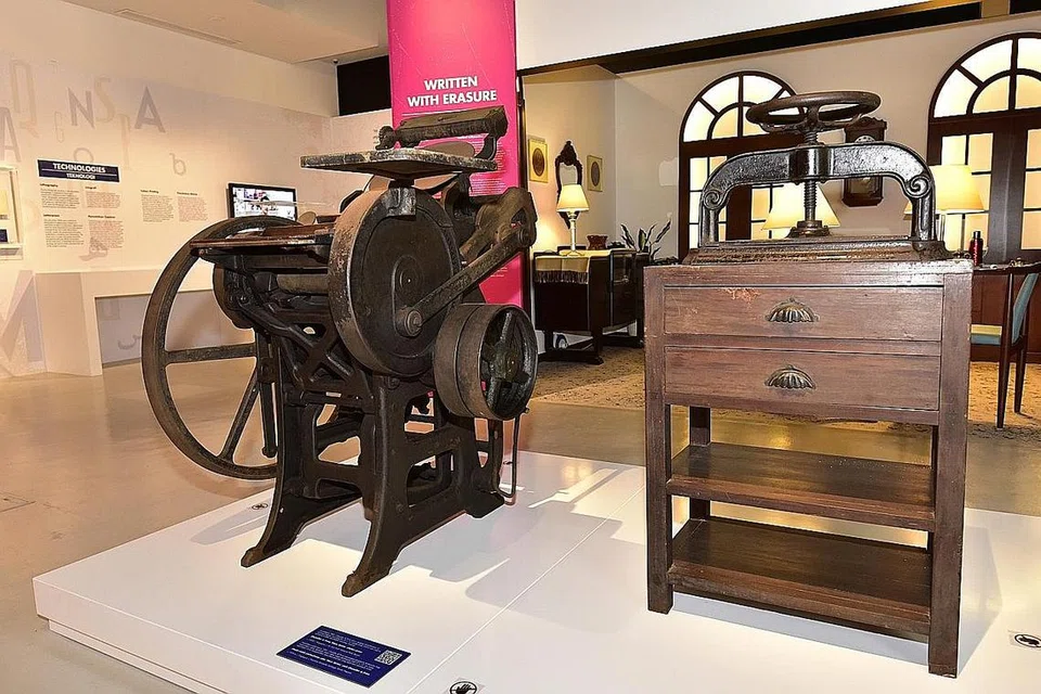 PELUANG MENJENGAH SERAJAH PERCETAKAN MELAYU: Mesin cetak surat akhbar lama ini adalah antara artifak yang dipamerkan di pameran 'Mereka Utusan: Merakamkan Kemodenan Melayu', 1920-an-1960-an. di Taman Warisan Melayu. - Foto fail