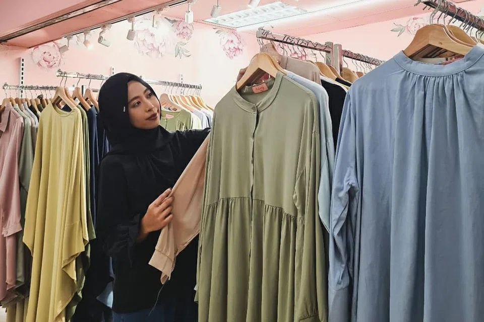 MASIH PERLUKAN RUANG TAMBAHAN: Meskipun mempunyai ruang baru di Bussorah Street, Cik Aisyah menjelaskan beliau masih mencari ruang runcit di kawasan itu untuk digunakan sebagai tempat menyimpan stok - Foto ihsan SITI AISYAH AHMAD