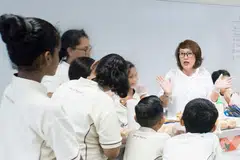 BERI MOTIVASI KEPADA MURID: Semangat dedikasi yang ditonjolkan Cik Nurul Shalwa mengatur pelbagai kegiatan kemahiran hidup buat muridnya diharap dapat meningkatkan lagi keyakinan diri mereka. - Foto BM oleh DIYANA TAHA