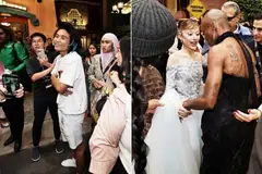 Johnson Wen (kiri) mencetuskan kekecohan semasa tayangan perdana Wicked: For Good pada 13 November dengan meluru ke arah Ariana Grande, bintang filem tersebut.