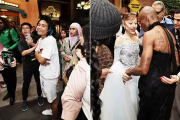 Johnson Wen (kiri) mencetuskan kekecohan semasa tayangan perdana Wicked: For Good pada 13 November dengan meluru ke arah Ariana Grande, bintang filem tersebut.