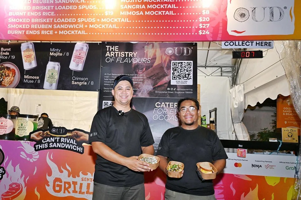 Pemilik Oud, Encik Muhd Shah Indra Jasni (kiri), bersama Cef Khairul Afandi.