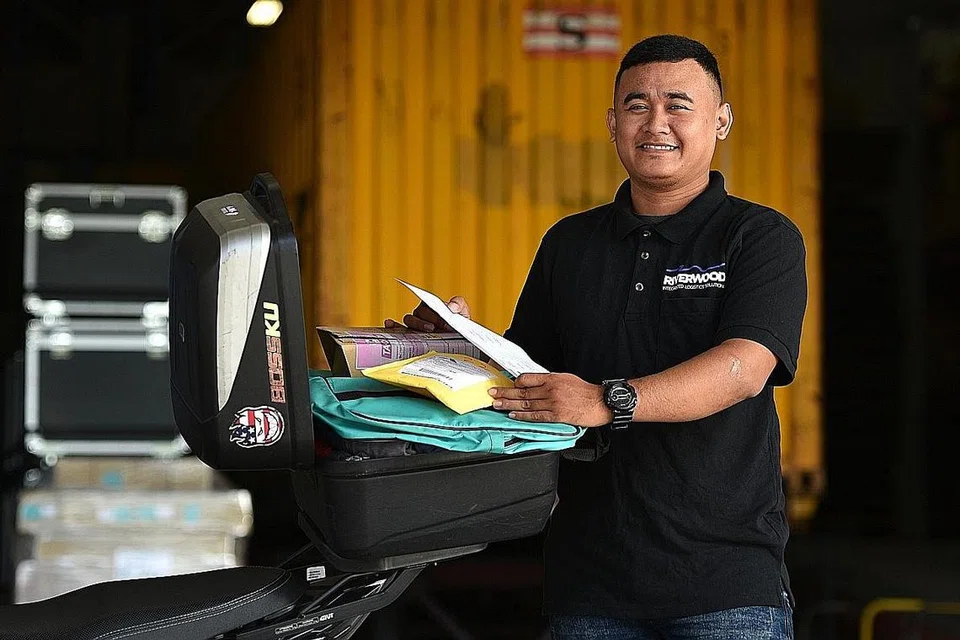 DEMI SARA ORANG TUA: Encik Hafizul menyifatkan usia muda sebagai masa bekerja keras dan menabung. - Foto BH oleh KELLY HUI
