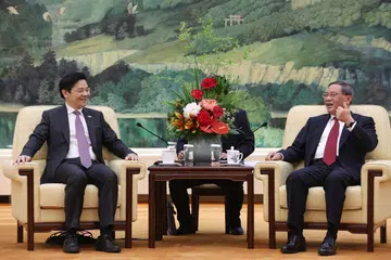 BERTEMU LAGI: Timbalan Perdana Menteri, Encik Lawrence Wong (kiri), akan membuat lawatan rasmi ke Beijing dan Tianjin di China dari 5 hingga 8 Disember. Semasa lawatannya, beliau akan turut bertemu dengan Perdana Menteri China, Encik Li Qiang (kanan).