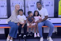PEMBAKAR SEMANGAT: Hariss Harun bersama isterinya, Syahirah Mohamad, dan anak mereka, (dari kiri) Naufal, Nabil dan Nadine. 