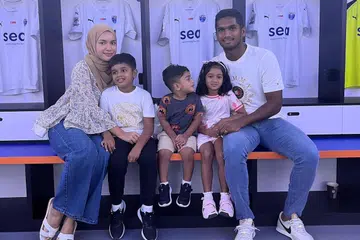 PEMBAKAR SEMANGAT: Hariss Harun bersama isterinya, Syahirah Mohamad, dan anak mereka, (dari kiri) Naufal, Nabil dan Nadine. 