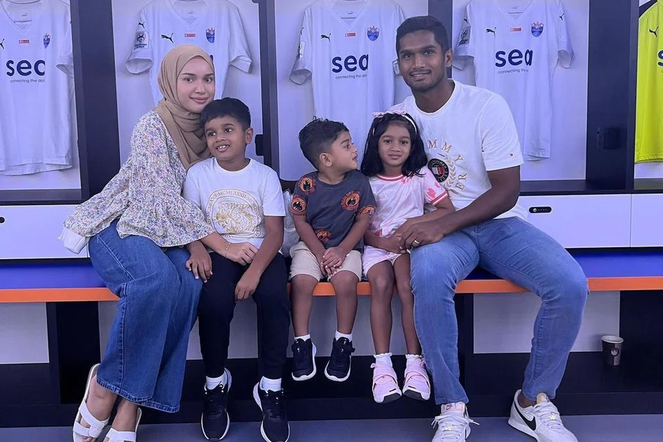 PEMBAKAR SEMANGAT: Hariss Harun bersama isterinya, Syahirah Mohamad, dan anak mereka, (dari kiri) Naufal, Nabil dan Nadine. 