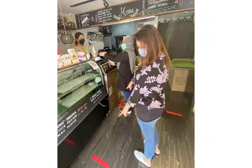 BIAR SELAMAT: Kedai Overrun di Baghdad Street ini memulakan operasi semalam dengan melaksanakan langkah jarak selamat. Ia tidak membenarkan pelanggan melebihi tiga orang di dalam kedai. - Foto OVERRUN