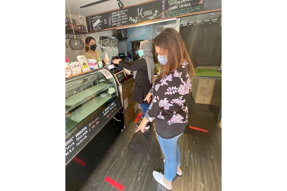 BIAR SELAMAT: Kedai Overrun di Baghdad Street ini memulakan operasi semalam dengan melaksanakan langkah jarak selamat. Ia tidak membenarkan pelanggan melebihi tiga orang di dalam kedai. - Foto OVERRUN