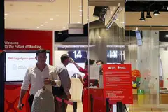 DAPAT PERMINTAAN: Bank DBS berkata jumlah pinjaman kepada SME meningkat seganda Mac lalu berbanding setahun lalu. (Gambar ini diambil sebelum tempoh pemutus litar.) - Foto fail