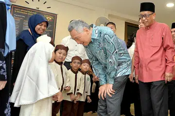 Pertubuhan Melayu/Islam (MMO) Singapura berkata di bawah kepimpinan Perdana Menteri, Encik Lee Hsien Loong, masyarakat Melayu/Islam diberi peluang  menjalani kehidupan beragama dengan baik serta menyumbang bakti kepada pembangunan negara. Bersama PM Lee dalam gambar ini ialah mantan Menteri Bertanggungjawab bagi Ehwal Masyarakat Islam, Dr Yaacob Ibrahim (paling kanan) sewaktu sesi berbuka puasa di Masjid Al-Muttaqin yang baru dinaik taraf pada 2017.