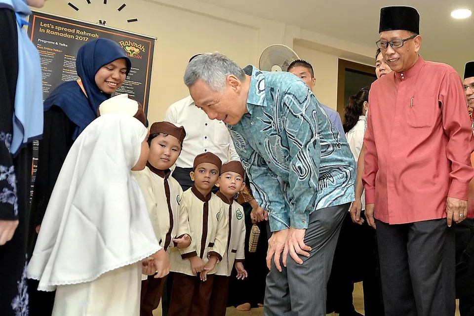 Pertubuhan Melayu/Islam (MMO) Singapura berkata di bawah kepimpinan Perdana Menteri, Encik Lee Hsien Loong, masyarakat Melayu/Islam diberi peluang  menjalani kehidupan beragama dengan baik serta menyumbang bakti kepada pembangunan negara. Bersama PM Lee dalam gambar ini ialah mantan Menteri Bertanggungjawab bagi Ehwal Masyarakat Islam, Dr Yaacob Ibrahim (paling kanan) sewaktu sesi berbuka puasa di Masjid Al-Muttaqin yang baru dinaik taraf pada 2017.