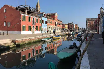 PUSAT TARIKAN PELANCONG: Daripada 24 juta pelancong yang melawat Venice setahun, sekitar 15 juta adalah pelawat sehari. Gambar menunjukkan kawasan Bruno, sejam perjalanan dengan bot dari bandar Venice. - Foto fail  