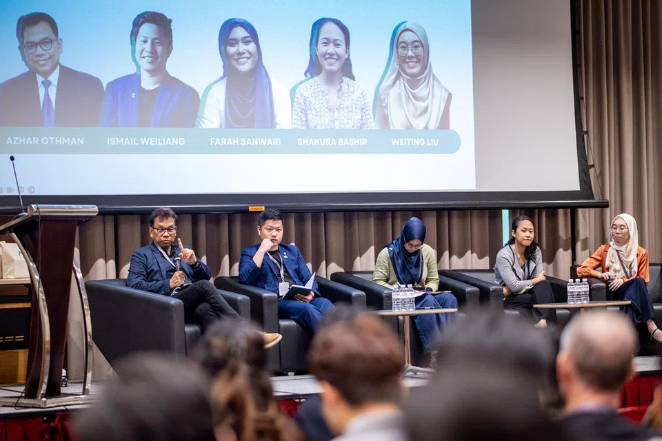 (Dari kiri) Pengerusi Eksekutif Enercon Asia, Encik Azhar Othman; wakil belia Singapura bagi Persidangan Perubahan Iklim Pertubuhan Bangsa-Bangsa Bersatu (COP29), Encik Ismail Weiliang; moderator perbincangan, Cik Farah Sanwari; calon Doktor Falsafah (PhD) Pusat Universiti Nasional Singapura (NUS) bagi Penyelesaian Iklim Berasaskan Alam Semula Jadi, Cik Shakura Bashir; dan perunding kemampanan bebas, Cik Liu Weiting, berkongsi kepada hadirin dalam siri perbualan Kopi With Sustainability pada 22 Februari.
