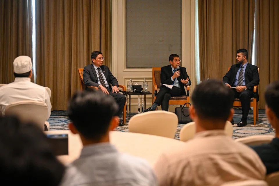 DEKATI PELAJAR: Menteri di Pejabat Perdana Menteri, Dr Mohamad Maliki Osman (tengah) bersama Duta Singapura ke Mesir, Encik Dominic Goh (kiri) dan pegawai perhubungan pelajar, Ustaz Syed Muhammad Syed Mahamood Aljunied (kanan) mengadakan dialog tertutup bersama pelajar daripada Perkemas pada Jumaat di Kahirah, Mesir.