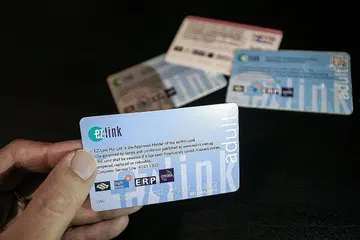 JIMAT MASA: Sistem berasaskan akaun ini menjimat masa dan tenaga kerana pengguna tidak perlu beratur di mesin tiket untuk menokok nilai. - Foto fail