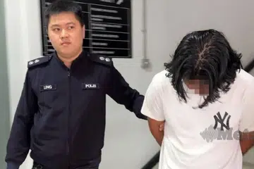 Tertuduh (kanan) dibawa keluar dari Mahkamah Majistret Batu Pahat, Johor, pada 26 Disember, selepas mengaku merakam dan memiliki video lucah beberapa ahli keluarga termasuk neneknya.