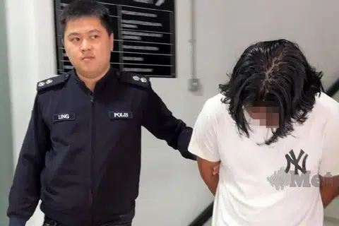 Tertuduh (kanan) dibawa keluar dari Mahkamah Majistret Batu Pahat, Johor, pada 26 Disember, selepas mengaku merakam dan memiliki video lucah beberapa ahli keluarga termasuk neneknya.