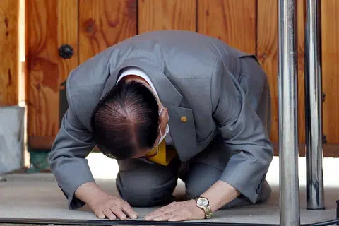 Pengasas gereja Shincheonji Church of Jesus, Lee Man-hee menunduk malu sewaktu sidang media di kemudahan gereja itu di Gapyeong, Korea Selatan pada 2 Mac 2020. - Foto: REUTERS.