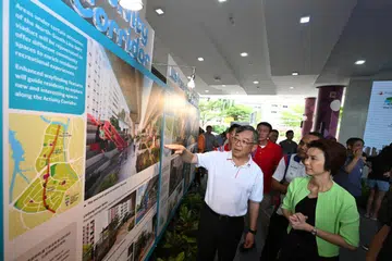 DIPERBAHARUI: Menteri Perdagangan dan Perusahaan, Encik Gan Kim Yong (kiri); Anggota Parlimen GRC Chua Chu Kang, Encik Zhulkarnain Abdul Rahim (tengah, di belakang); dan Menteri Negara (Kebudayaan, Masyarakat dan Belia merangkap Perdagangan dan Perusahaan), Cik Low Yen Ling (kanan) di pelancaran pameran Membentuk Semula Estet (ROH) Choa Chu Kang, di Kelab Masyarakat Keat Hong pada Ahad.