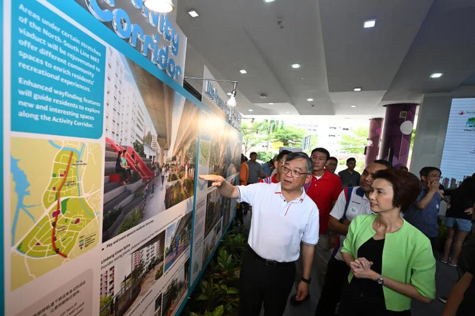 DIPERBAHARUI: Menteri Perdagangan dan Perusahaan, Encik Gan Kim Yong (kiri); Anggota Parlimen GRC Chua Chu Kang, Encik Zhulkarnain Abdul Rahim (tengah, di belakang); dan Menteri Negara (Kebudayaan, Masyarakat dan Belia merangkap Perdagangan dan Perusahaan), Cik Low Yen Ling (kanan) di pelancaran pameran Membentuk Semula Estet (ROH) Choa Chu Kang, di Kelab Masyarakat Keat Hong pada Ahad.