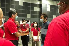 BANTUAN DISEDIAKAN: Setiausaha Agung NTUC Encik Ng Chee Meng (kiri) bercakap dengan Encik Suhairi (kanan) yang kini menumpukan usahanya meraih kemahiran baru dan mendapatkan pekerjaan alternatif. - Foto NG CHEE MENG / FACEBOOK