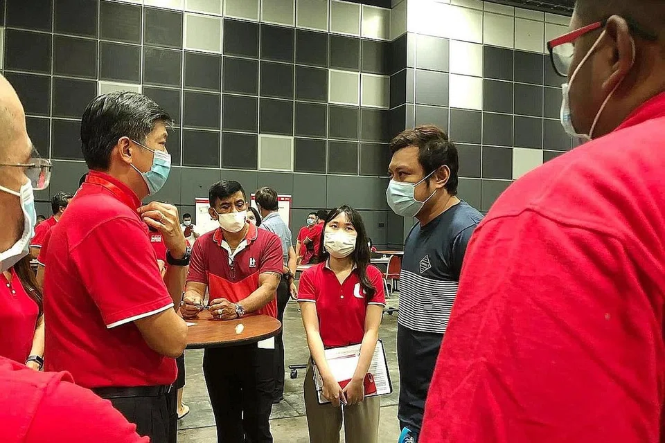 BANTUAN DISEDIAKAN: Setiausaha Agung NTUC Encik Ng Chee Meng (kiri) bercakap dengan Encik Suhairi (kanan) yang kini menumpukan usahanya meraih kemahiran baru dan mendapatkan pekerjaan alternatif. - Foto NG CHEE MENG / FACEBOOK