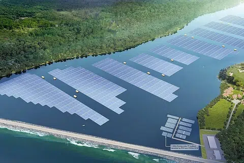 TERBESAR DI DUNIA: Ladang solar di Kolam Air Tengeh di bahagian barat Singapura yang merangkumi sekitar 45 padang bola sepak merupakan ladang solar terapung terbesar dunia. - Foto PUB, SEMBCORP