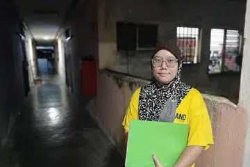 HARAPAN PENDUDUK GOMBAK: Cik Nurul Aini merupakan antara penduduk Selangor yang berharap keadaan hidup mereka yang tinggal di pangsapuri kos rendah dapat dipertingkat. - Foto BH oleh NORMAN SAWI