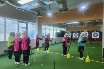 Sukan memanah merupakan salah satu kegiatan kokurikulum utama bagi pelajar peringkat menengah di Madrasah Al-Ma’arif Al-Islamiah.