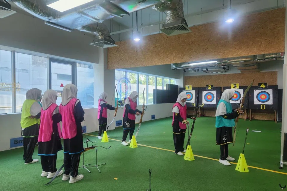 Sukan memanah merupakan salah satu kegiatan kokurikulum utama bagi pelajar peringkat menengah di Madrasah Al-Ma’arif Al-Islamiah.