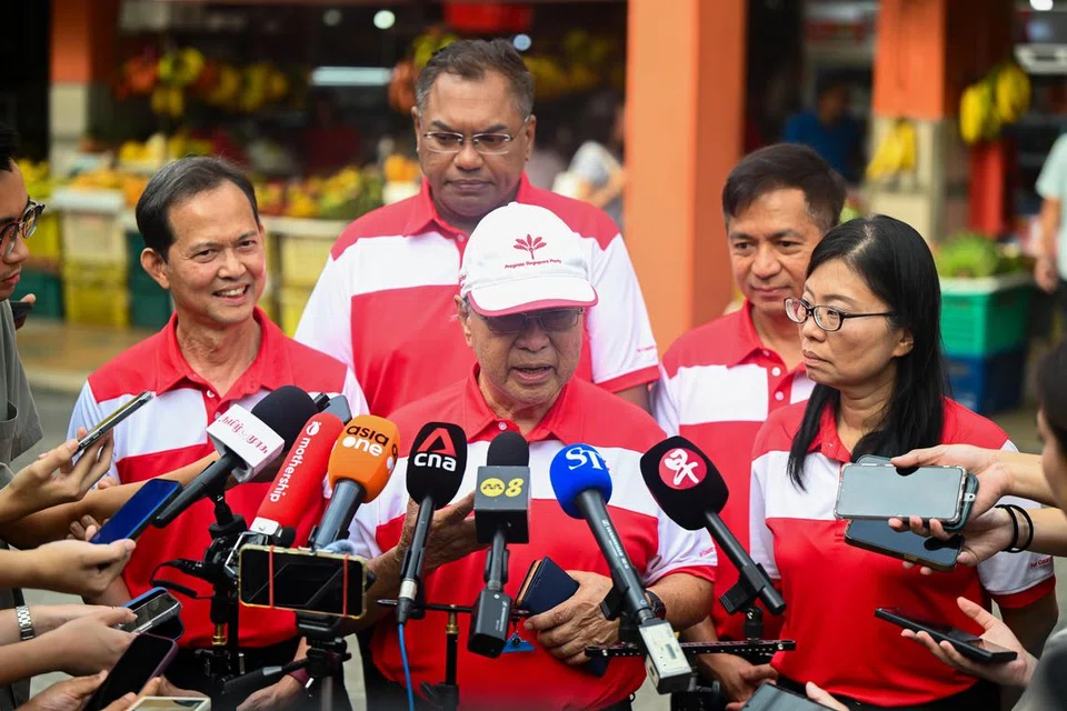 Calon bagi GRC West Coast-Jurong West yang juga Pengerusi Parti Kemajuan Singapura (PSP), Dr Tan Cheng Bock (bertopi), menegaskan kepentingan suara pembangkang di Parlimen kepada media dengan diapit anggota lain iaitu (dari kiri) Setiausaha Agung PSP, Encik Leong Mun Wai; Encik Sani Ismail; Encik Sumarleki Amjah dan Naib Pengerusi Pertama PSP; Cik Hazel Poa.
