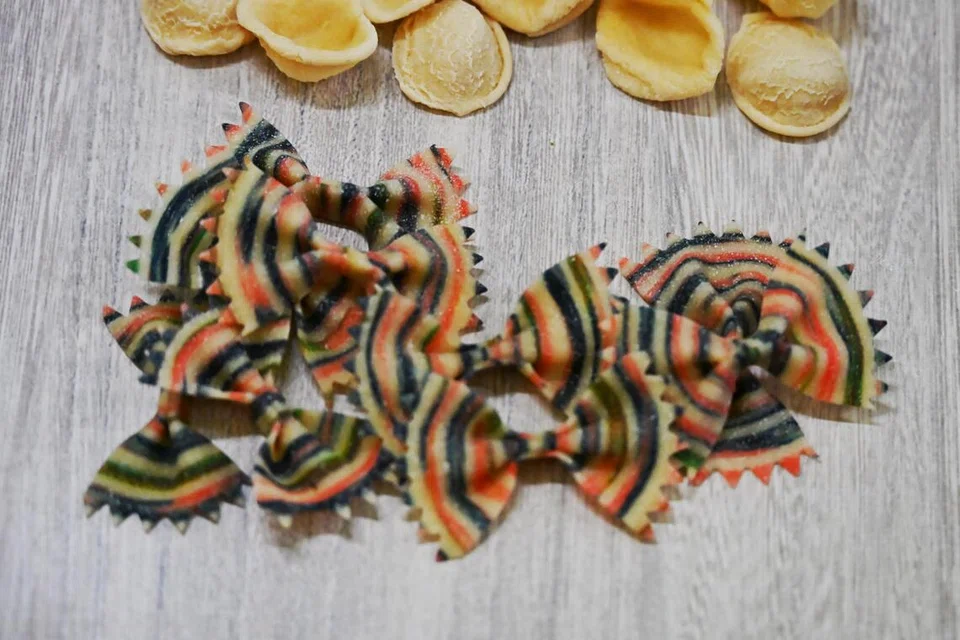 Pasta farfalle berbentuk rama-rama hasil tangan Cef Imran menampilkan corak dengan berwarna yang dihasilkan menggunakan pewarna semula jadi.