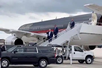 Pesawat yang membawa bekas Presiden Amerika Syarikat Encik Donald Trump tiba di Lapangan Terbang Antarabangsa Milwaukee Mitchell, di Milwaukee, pada 14 Julai dan Encik Trump memberi isyarat ketika tiba sehari selepas beliau terselamat daripada cubaan membunuhnya pada perhimpunan di Butler, Pennsylvania.